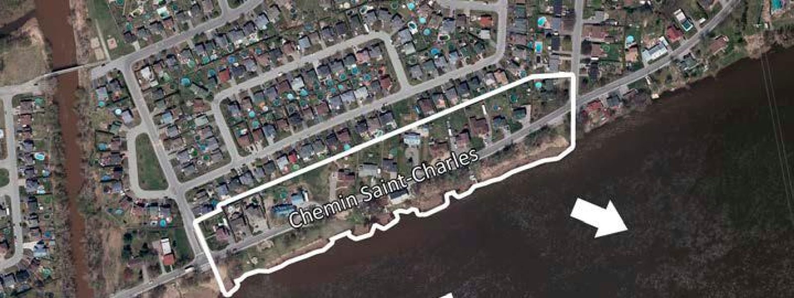 Photo aérienne et délimitation de l'ensemble de bâtiments du chemin Saint-Charles et panorama vers la rivière des Mille Îles