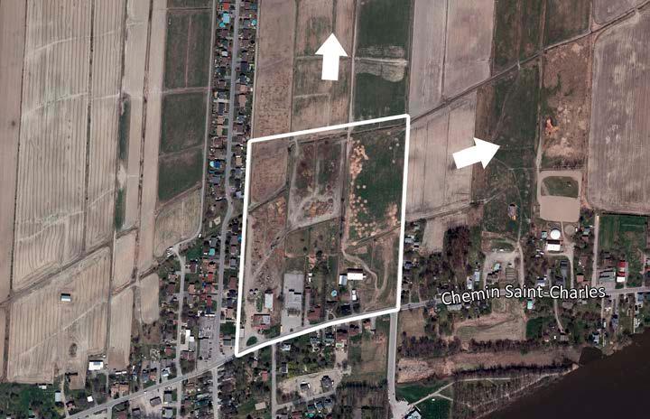 Photo aérienne et délimitation de l'ensemble de bâtiments agricoles du 3027, chemin Saint-Charles