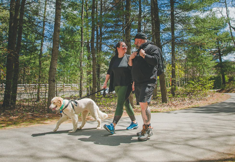 Couple promenant son chien dans un parc