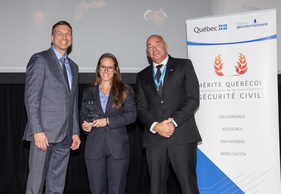 Sur la photo, de gauche à droite : Jean-Philippe Gauthier, directeur des Services pédagogiques au Collège Saint-Sacrement, Marie-Josée Lavigne, conseillère en sécurité civile et Jean Savard, directeur général des opérations du sous-ministériat de la sécurité civile et de la sécurité incendie